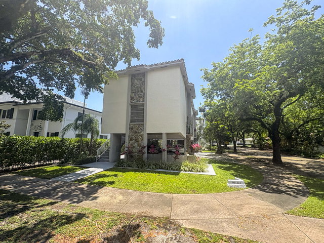 646 Malaga Ave  photo 3